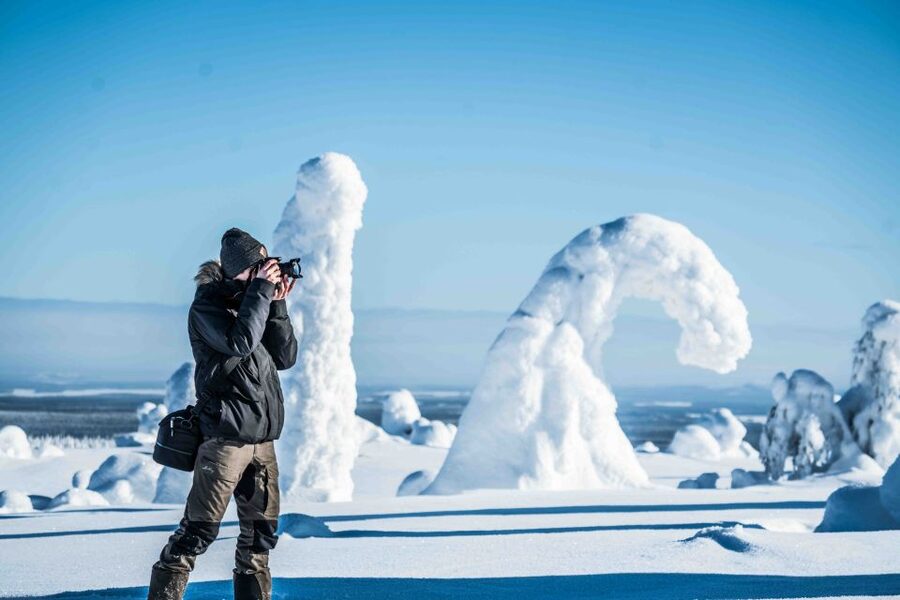 Rovaniemi: Riisitunturi National Park with Pro Photos & BBQ - Climbing through the frozen forest