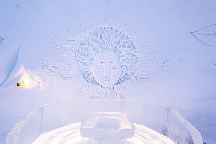 Rovaniemi: Snowman World Entrance Ticket - The Snow Restaurant and nearby warm cafés