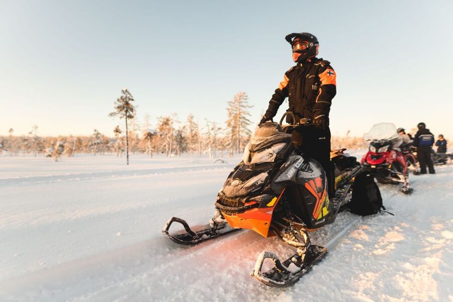 Rovaniemi: Snowmobile Adventure Tour for Adults Only - Photo stops and the hot berry break
