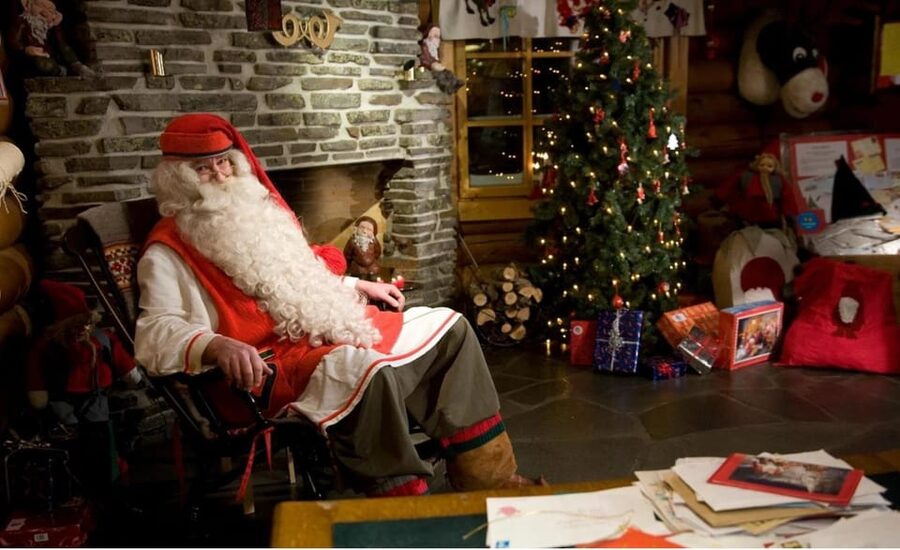 Rovaniemi: Tour to Santa Claus Village with Hotel pick up - Crossing the Arctic Circle line