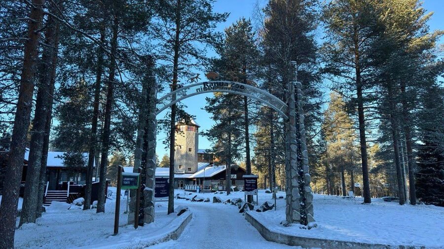 Rovaniemi: trip to the Ranua Zoo (transportation, tickets) - Walking through a snowy Arctic setting