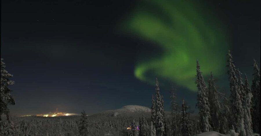 Ruka: Searching for the northern lights with snowshoes - Through the dark forest in search of tracks