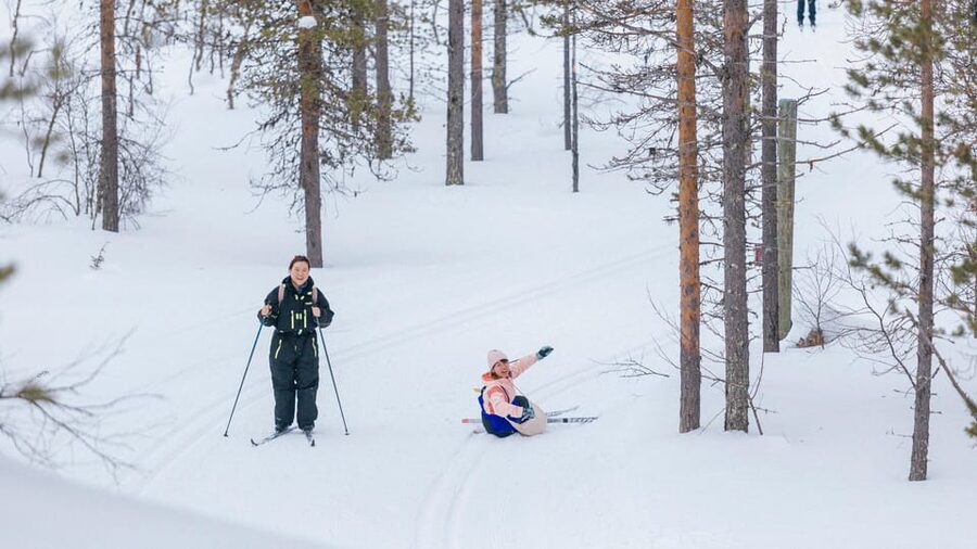 Saariselkä: Cross-Country Skiing for beginners - The 10-minute minivan ride keeps the morning simple