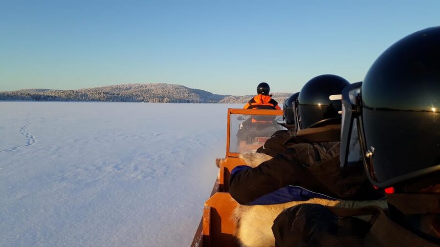 Saariselkä: Ice Fishing Tour to Lake Inari, reindeers& lunch - Learning the quiet art of ice fishing