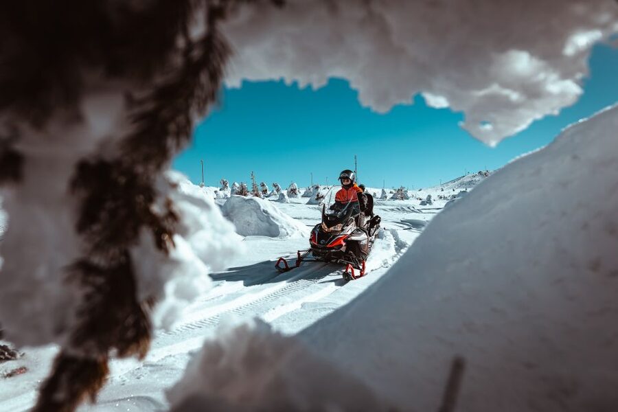 Saariselkä: Snowmobile Adventure for Adults - Breaks for hot drinks and photographs