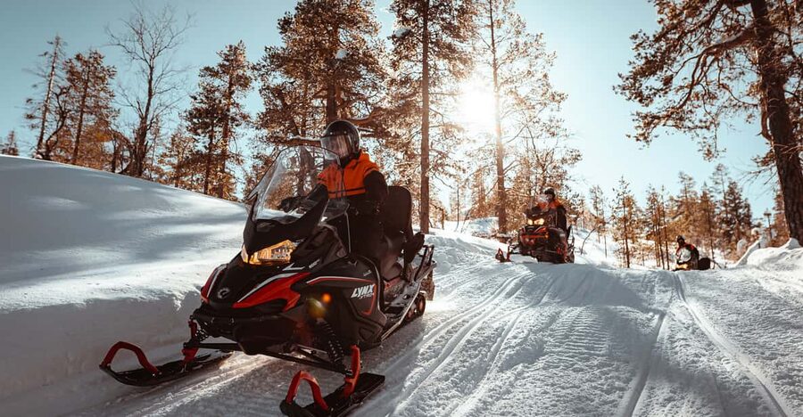 Saariselkä: Snowmobile Ride with Hot Drinks - From Saariselkä hotel to Arctic riding lesson