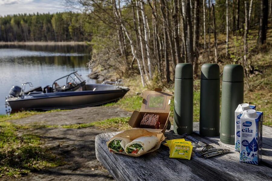 Savonlinna: Evening Photography Tour on lake Saimaa - Food, warmth, and comfort on the boat