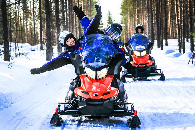 Snowmobile Safari in the Nature - Breaks, snacks, and a little warmth