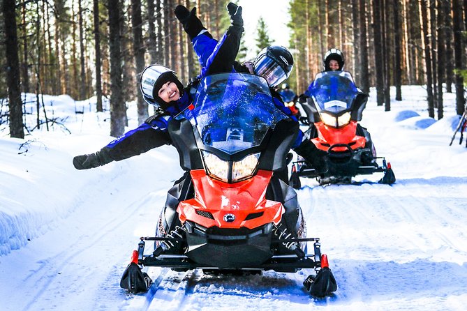 Snowmobile Safari in the Nature - Morning start - What the guide does for the group