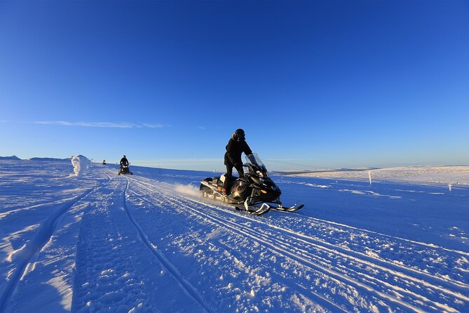 Snowmobiling Adventure in Levi - Learning to handle a snowmobile