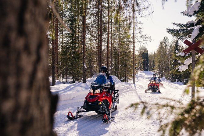 Snowmobiling and ice fishing in Apukka Resort, Rovaniemi - Learning to ride before the forest route