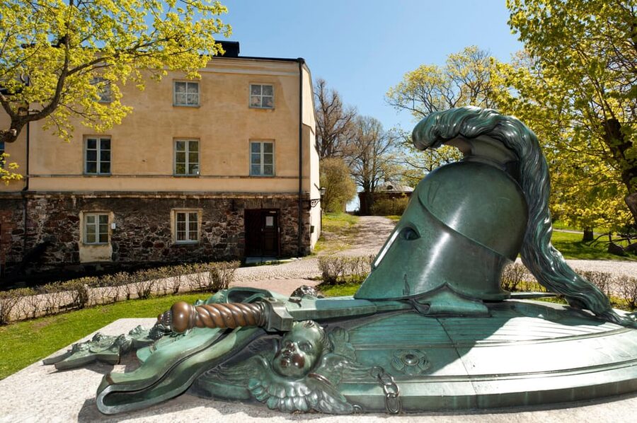 Suomenlinna: Guided Walking Tour with an Authorized Guide - Why a guided hour helps at Suomenlinna