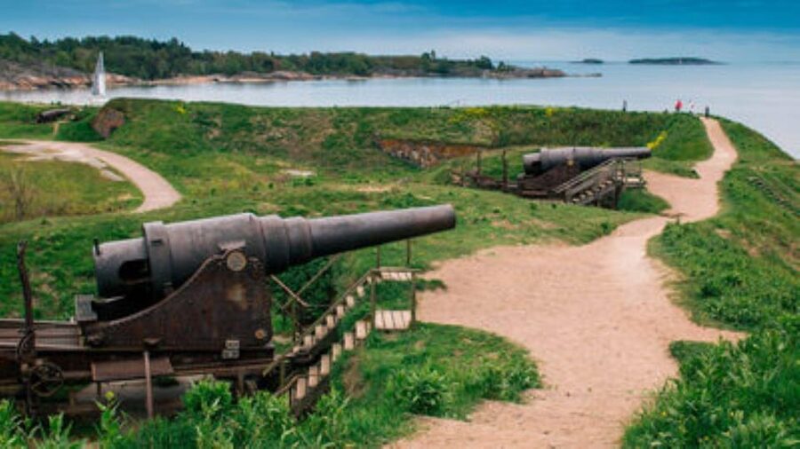 Suomenlinna: Guided Walking Tour with an Authorized Guide - Getting from Market Square to the museum