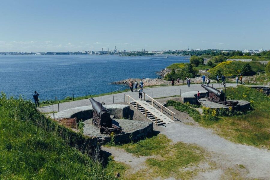 Suomenlinna: Private Tour with an Authorized Guide - Meeting the guide after the ferry ride