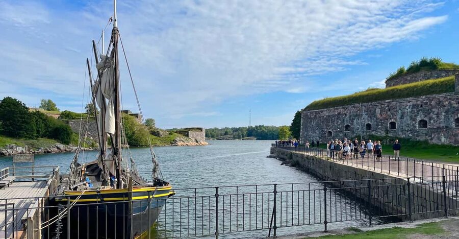Suomenlinna tour in French with Doro - Ehrensvärd’s grave and the Great Court