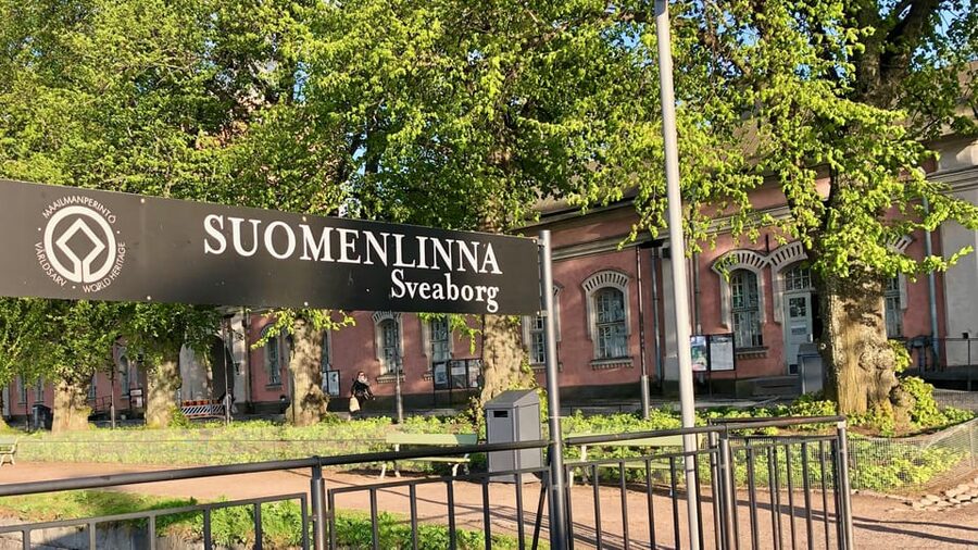 Suomenlinna tour in French with Doro - The Dry Dock and Viapori’s working harbor