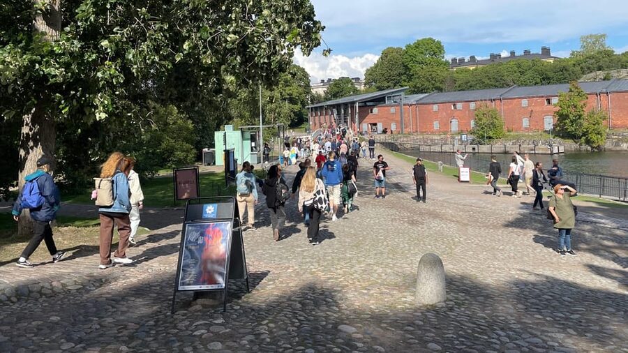 Suomenlinna tour in French with Doro - Piper Park offers a quieter break