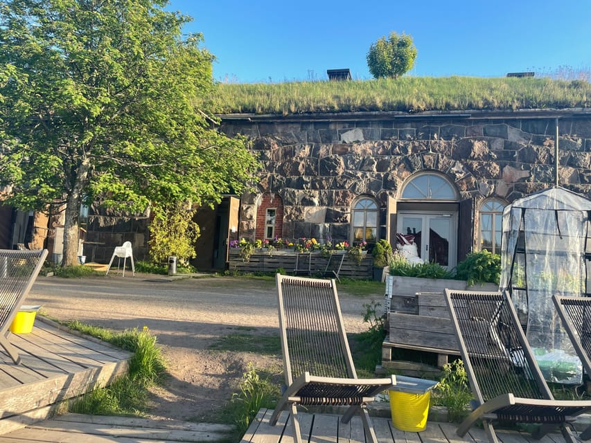 Suomenlinna tour in French with Doro - King’s Gate and the island’s postcard view