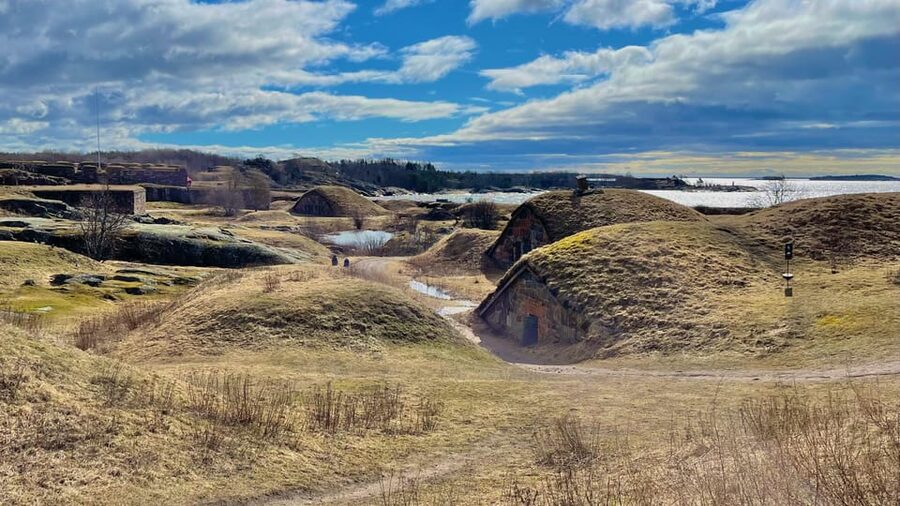 Suomenlinna tour in French with Doro - Suomenlinna Church and the first view of island life