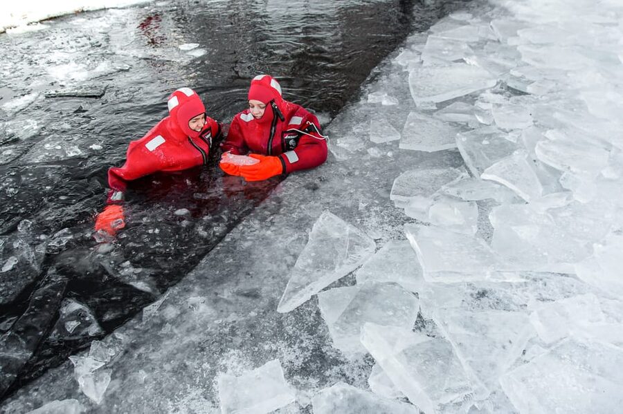Ylläs: Lake Ylläsjärvi Ice-Floating Experience - The optional winter swimming element