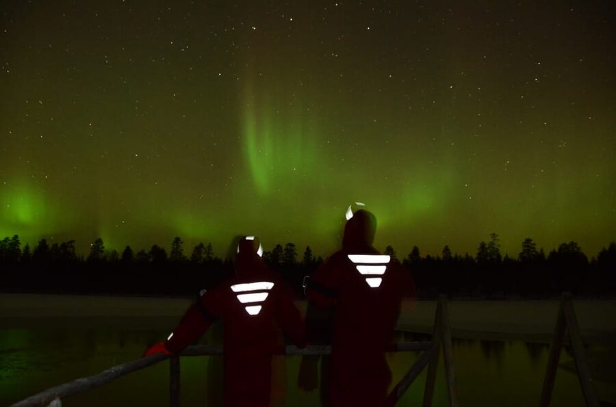 Ylläs: Northern Lights Ice-Floating Experience with Transfer - Starting in a warm cabin near Ylläs