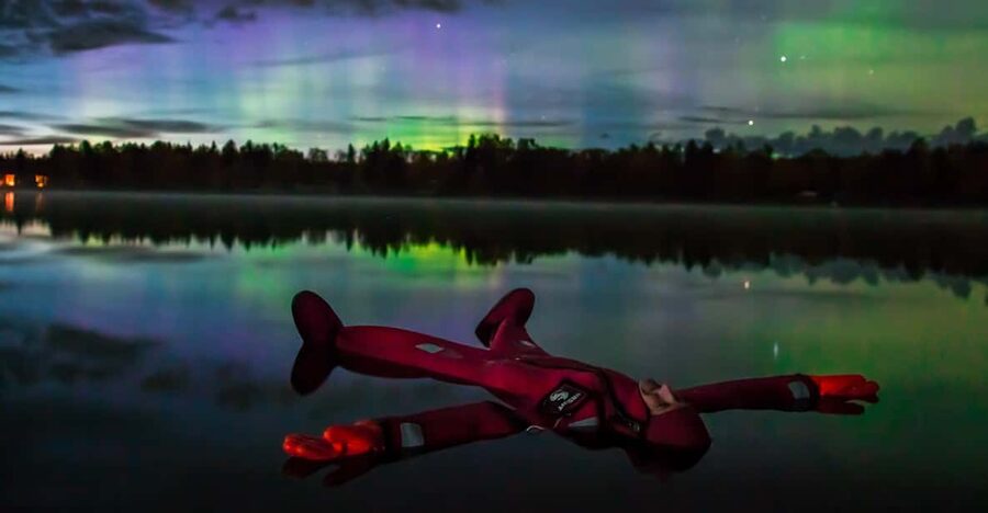 Ylläs: Northern Lights Ice-Floating Experience with Transfer - Floating between ice blocks for 20 to 30 minutes